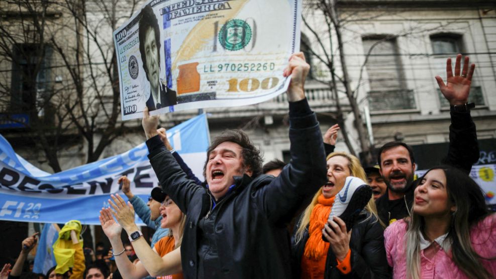 Javier Milei de campaña en La Plata, en septiembre de 2023.