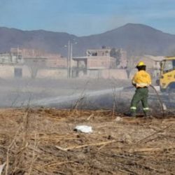 Decenas de bomberos voluntarios combaten para intentar apagar el fuego.