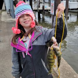 Lucy comenzó a pescar a los dos años, inspirada por su padre, Nick Pérez, en la bahía de Chesapeake. 