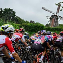 El pelotón compite durante la cuarta etapa (de un total de ocho) de la tercera edición del Tour de Francia femenino, una carrera de 122,7 km entre Valkenburg y Lieja. | Foto:JULIEN DE ROSA / AFP