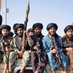 El personal de seguridad talibán del 205 Cuerpo Al-Badr del ejército afgano se sienta en lo alto de un vehículo militar durante un desfile para celebrar el tercer aniversario de la toma de posesión del país por los talibanes, en Kandahar. | Foto:Sanaullah Seiam / AFP