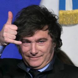 El presidente argentino Javier Milei hace un gesto después de pronunciar un discurso durante la conferencia de la Americas Society/Council of the Americas en Buenos Aires. | Foto:JUAN MABROMATA / AFP
