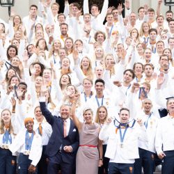 Imagen del rey de Países Bajos Guillermo Alejandro y la reina Máxima, posando con los medallistas olímpicos neerlandeses tras su regreso de los Juegos Olímpicos de París 2024 en el Palacio Huis ten Bosch, en La Haya, Países Bajos. El equipo de Países Bajos ganó 15 medallas de oro y un histórico sexto lugar en el medallero de oro en los Juegos Olímpicos de París 2024, lo que marca el mejor desempeño del país en unos Juegos de Verano. | Foto:Xinhua/Sylvia Lederer