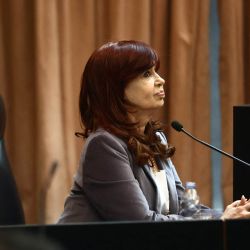 La expresidenta argentina Cristina Fernández de Kirchner declara como testigo en el juicio por su intento de magnicidio en los tribunales de Comodoro Py, en Buenos Aires. Cristina Kirchner reclamó a la justicia que encuentre a los "ideólogos y financistas" del fallido intento de magnicidio del 1 de septiembre de 2022, cuando era vicepresidenta, al declarar en un juicio contra tres imputados a los que consideró solo como "autores materiales".  | Foto:Tomas Cuesta / AFP