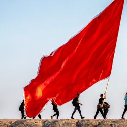 Los peregrinos musulmanes chiítas marchan con pancartas hacia la ciudad santuario de Karbala antes de las conmemoraciones de Arbaeen que marcan el final del período de luto de 40 días por el asesinato en el siglo VII del nieto del profeta Mahoma, el imán Hussein ibn Ali, en la ciudad de Nasiriyah en la provincia de Dhi Qar, en el sur de Irak. | Foto:ASAAD NIAZI / AFP