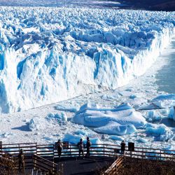 Los turistas disfrutan del Glaciar Perito Moreno en el Parque Nacional Los Glaciares, cerca de El Calafate, provincia de Santa Cruz, Argentina. | Foto:Walter Diaz / AFP