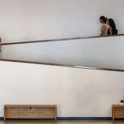 Los visitantes descienden por una escalera en el Museo de Arte de Tel Aviv, en Tel Aviv, Israel. | Foto:Oren Ziv / AFP