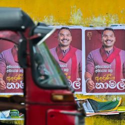 Un hombre pasa en bicicleta junto a carteles del candidato presidencial del partido Sri Lanka Podujana Peramuna (SLPP), Namal Rajapaksa, antes de las elecciones presidenciales del país en Colombo. | Foto:ISHARA S. KODIKARA / AFP