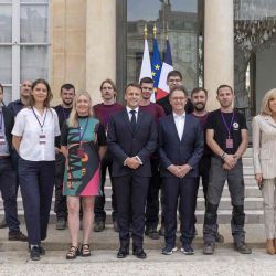 Pablo Reinoso, Emmanuel Macron y Brigitte Macron, con el equipo. | Foto:Rodrigo Reinoso