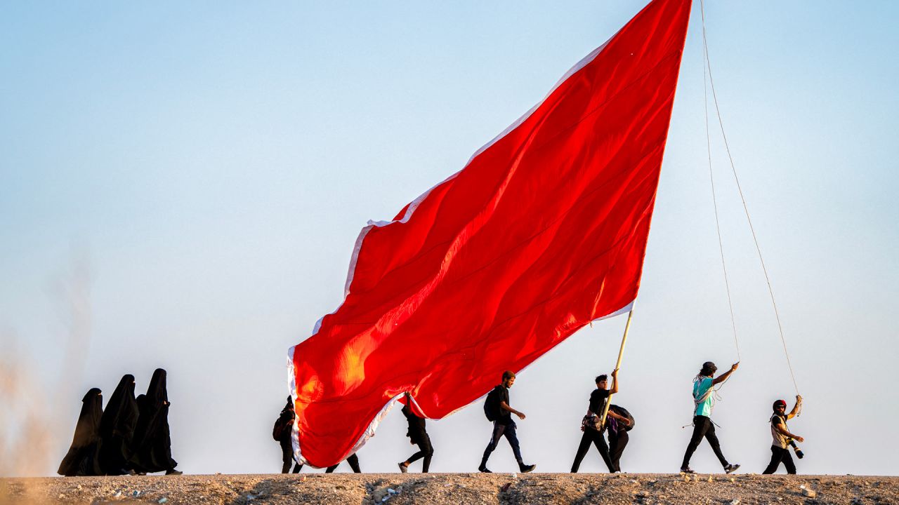 Los peregrinos musulmanes chiítas marchan con pancartas hacia la ciudad santuario de Karbala antes de las conmemoraciones de Arbaeen que marcan el final del período de luto de 40 días por el asesinato en el siglo VII del nieto del profeta Mahoma, el imán Hussein ibn Ali, en la ciudad de Nasiriyah en la provincia de Dhi Qar, en el sur de Irak. | Foto:ASAAD NIAZI / AFP