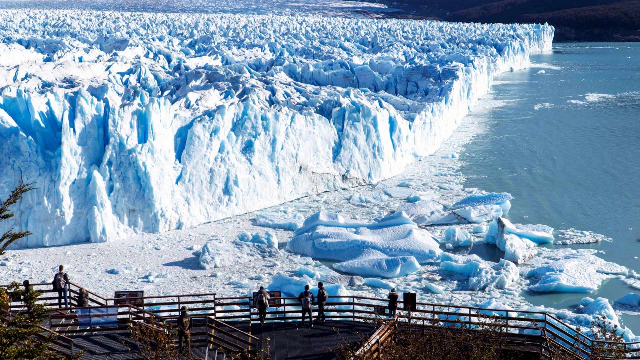 Los turistas disfrutan del Glaciar Perito Moreno en el Parque Nacional Los Glaciares, cerca de El Calafate, provincia de Santa Cruz, Argentina. | Foto:Walter Diaz / AFP