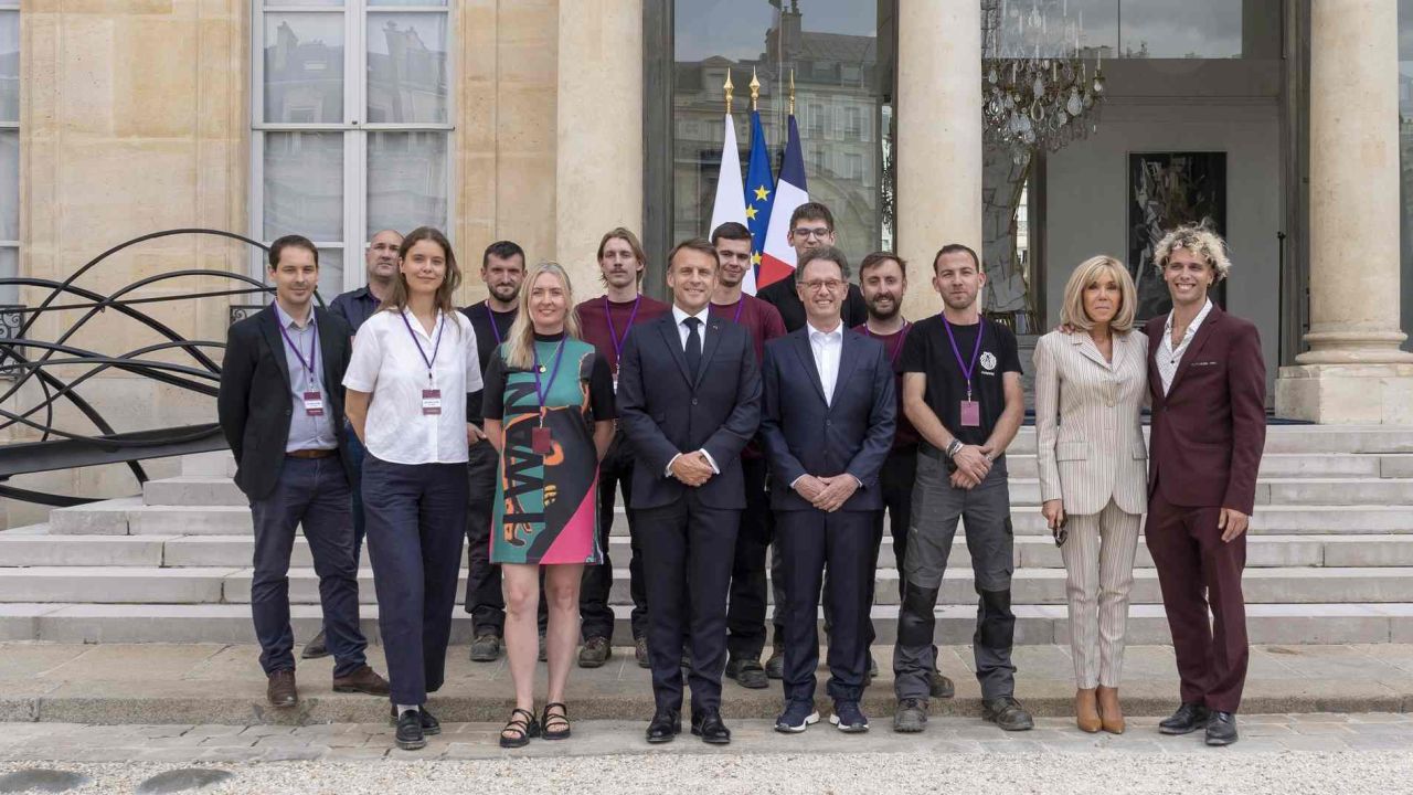 Pablo Reinoso, Emmanuel Macron y Brigitte Macron, con el equipo. | Foto:Rodrigo Reinoso