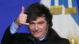 El presidente argentino Javier Milei hace un gesto después de pronunciar un discurso durante la conferencia de la Americas Society/Council of the Americas en Buenos Aires.