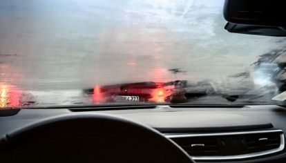 En invierno o en días donde el termómetro muestra un descenso es muy común que los cristales de un vehículo se encuentren afectados por la condensación.
