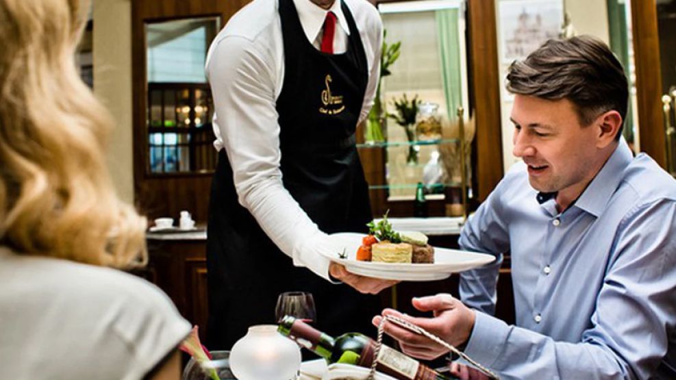 Mozos atendiendo en los restaurantes