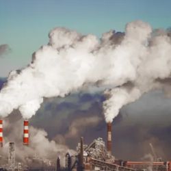 El uso incrementado de combustibles fósiles y sus derivados, de gas y de carbón, provoca la emisión de estos gases que aumentan este problema.