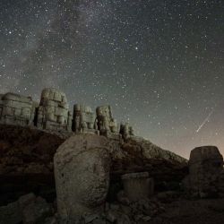 Esta foto muestra las enormes esculturas de cabezas de piedra en el sitio arqueológico del Monte Nemrut en Adayaman, sureste de Turquía, la noche de la lluvia de meteoros de las Perseidas. La lluvia de meteoros de las Perseidas tuvo lugar sobre la montaña de 2.134 metros de densidad, declarada Patrimonio de la Humanidad por la UNESCO desde 1987, que cuenta con estatuas gigantes de 10 metros del rey Antíoco I, rodeado de dioses antiguos, incluidos Zeus y Apolo, descubiertos por un ingeniero alemán en 1881. | Foto:KEMAL ASLAN / AFP