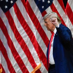 El expresidente estadounidense y candidato presidencial republicano Donald Trump levanta el puño al salir después de hablar durante un mitin de campaña en el Harrah's Cherokee Center en Asheville, Carolina del Norte. | Foto:Peter Zay / AFP