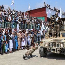 El personal de seguridad talibán muestra sus habilidades mientras conduce un vehículo militar durante un desfile para celebrar el tercer aniversario de la toma de posesión de Afganistán por los talibanes en Khost. | Foto:AFP