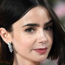 La actriz estadounidense-británica Lily Collins asiste al estreno de la primera parte de la cuarta temporada de "Emily in Paris" de Netflix en el Teatro Egipcio de Los Ángeles. | Foto:VALERIE MACON / AFP
