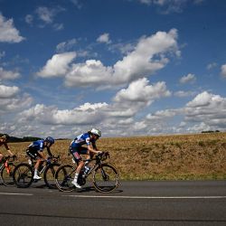 La siciclistas pedalean en una escapada durante la quinta etapa (de ocho) de la tercera edición del Tour de Francia femenino, una carrera ciclista de 152,5 km entre Bastogne, en el sureste de Bélgica, y Amneville, en el noreste de Francia. | Foto:JULIEN DE ROSA / AFP