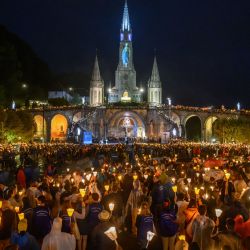Los fieles participan en un desfile de antorchas frente al Santuario de Notre-Dame de Lourdes durante la 151.ª Peregrinación Nacional de la Asunción, en Lourdes, sur de Francia. | Foto:ED JONES / AFP