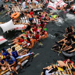 Los participantes abandonan el puerto en balsas improvisadas antes de llegar a la bahía de La Concha durante el festival "Pirata Abordaia" en la ciudad vasca española de San Sebastián. | Foto:ANDER GILLENEA / AFP