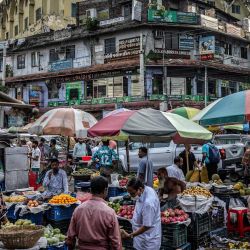 Los vendedores esperan a los clientes en sus puestos en un mercado mayorista de Dacca, Bangladesh, días después de un levantamiento liderado por estudiantes que puso fin a los 15 años de gobierno de Sheikh Hasina. | Foto:LUIS TATO / AFP
