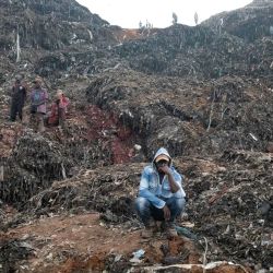 Un recolector de basura observa cómo sus compañeros quedan atrapados bajo los escombros tras el derrumbe de un vertedero en Kampala. Ocho personas, entre ellas dos niños, murieron cuando se derrumbaron montañas de basura en un vertedero de la capital de Uganda, Kampala, según informaron las autoridades de la ciudad. | Foto:BADRU KATUMBA / AFP