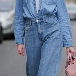 Jean sobre jean, la tendencia Y2K que cada vez suena más fuerte