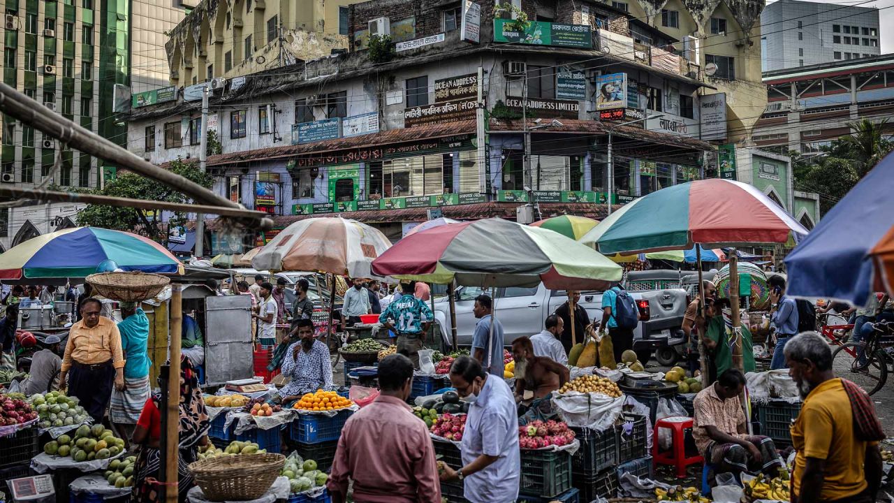 Los vendedores esperan a los clientes en sus puestos en un mercado mayorista de Dacca, Bangladesh, días después de un levantamiento liderado por estudiantes que puso fin a los 15 años de gobierno de Sheikh Hasina. | Foto:LUIS TATO / AFP