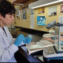 Juliana Gonzáez trabajando en el laboratorio.