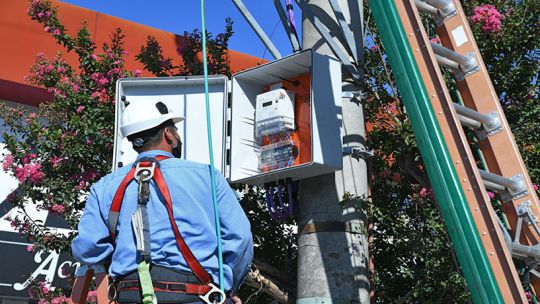 Lavar la ropa de noche: Cómo avanza el plan de EPEC para instalar medidores inteligentes y aplicar una tarifa por banda horaria