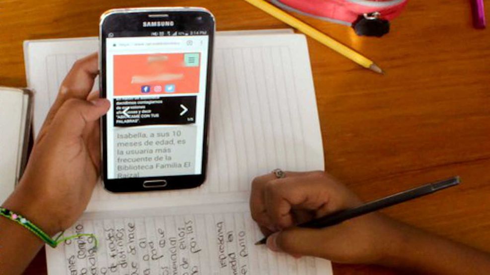 Alumnos usando celular 20240816