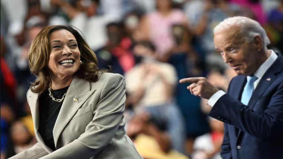 Kamala Harris junto a Joe Biden durante un acto en el estado de Maryland