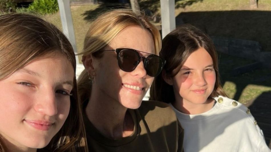 Nicole Neumann junto a sus hijas