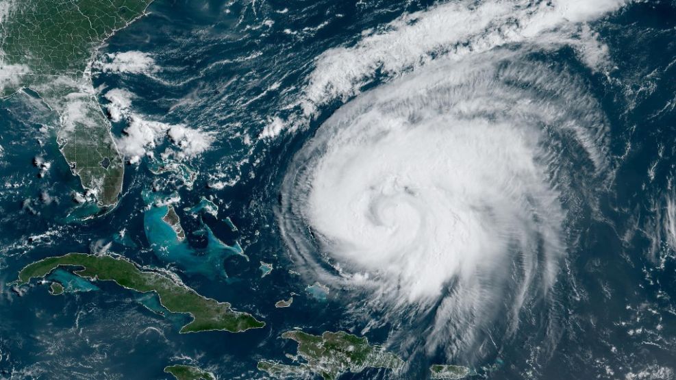 El huracán Ernesto, a punto de azotar a Bermuda.