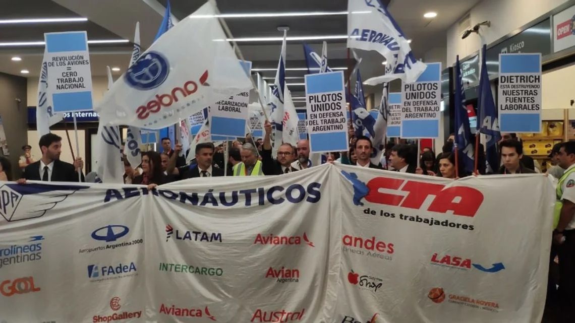 Aviation unions will hold meeting at Aeroparque on Monday and flights will be delayed