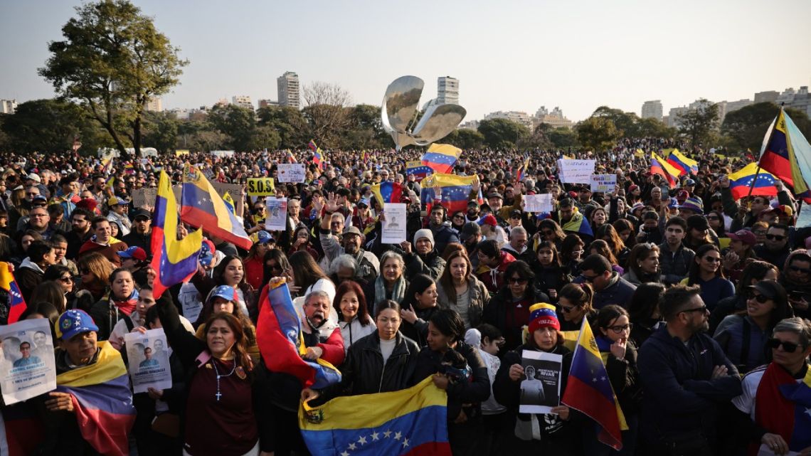 People take part in a protest called by Venezuela’s opposition to protest against Nicolás Maduro’s administration and call for their election win to be recognised by the United Nations, at  United Nations Square, near the Floralis Generica sculpture, in Buenos Aires on August 17, 2024. 