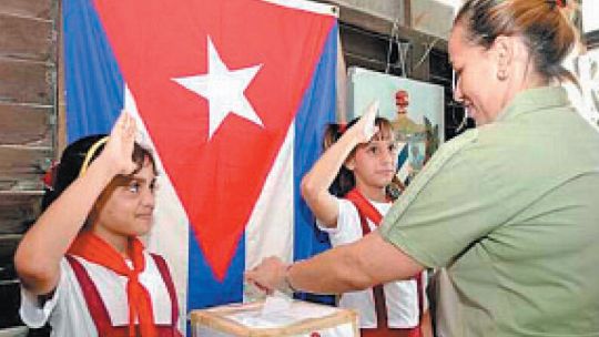 Cuba autoriza transacciones en dólares en medio de crisis económica Cuba autoriza transacciones en dólares en medio de crisis económica