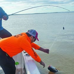 El autor de la nota y uno de los bagres más grandes de la jornada, pescado con línea corrediza. Los pesos rondan entre los 5 y  los 6 kg. Anzuelo 6/0  y brazolada de  1 m de largo. 