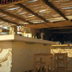 El sarcófago era utilizado como una mesa de bar.