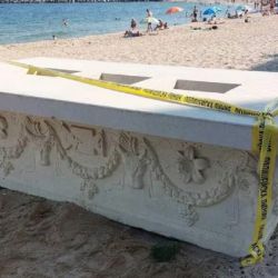 Los dueños del bar de la playa lo usaban como mesa.