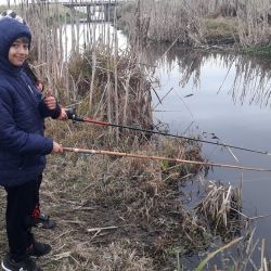 Según profesionales, la pesca es una de las actividades más indicadas para que realicen los jóvenes en edades comprendidas entre los 10 y 15 años. 