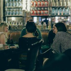 Cenar con desconocidos.