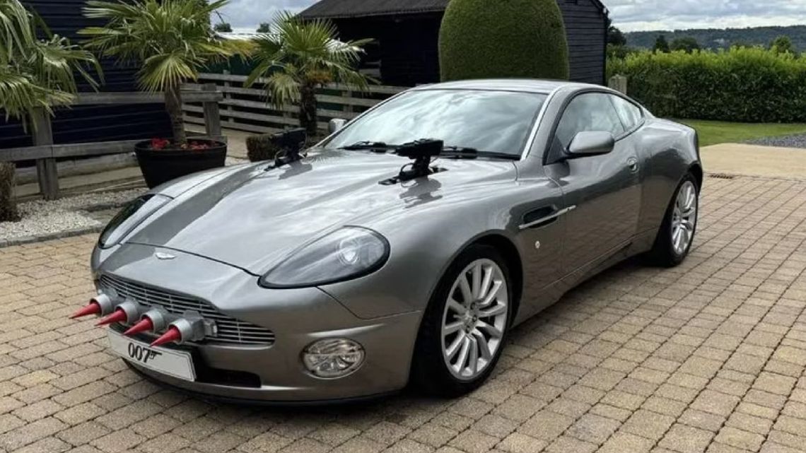 Un Aston Martin V12 Vanquish de James Bond a la venta | Parabrisas