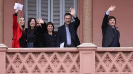 El Presidente Javier Milei y parte de sus ministros saludan luego de la reunión de gabinete