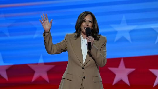 El look de Kamala Harris de Chloé es mucho más que un simple traje beige