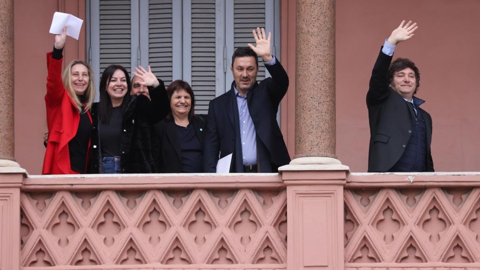 El Presidente Javier Milei y parte de sus ministros saludan luego de la reunión de gabinete