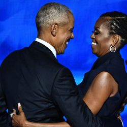 El expresidente de Estados Unidos, Barack Obama, abraza a su esposa y exprimera dama, Michelle Obama, después de que ella lo presentara en el segundo día de la Convención Nacional Demócrata (DNC, por sus siglas en inglés) en el United Center en Chicago, Illinois. | Foto:Mandel Ngan / AFP